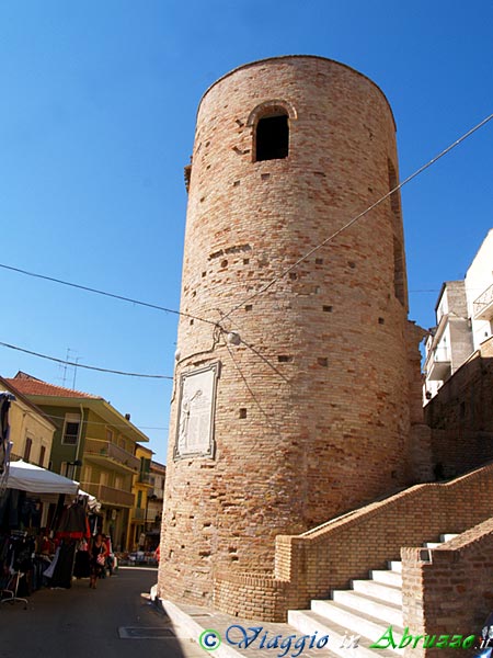 06-P9110804+.jpg - 06-P9110804+.jpg - La torre delle antiche mura medievali.