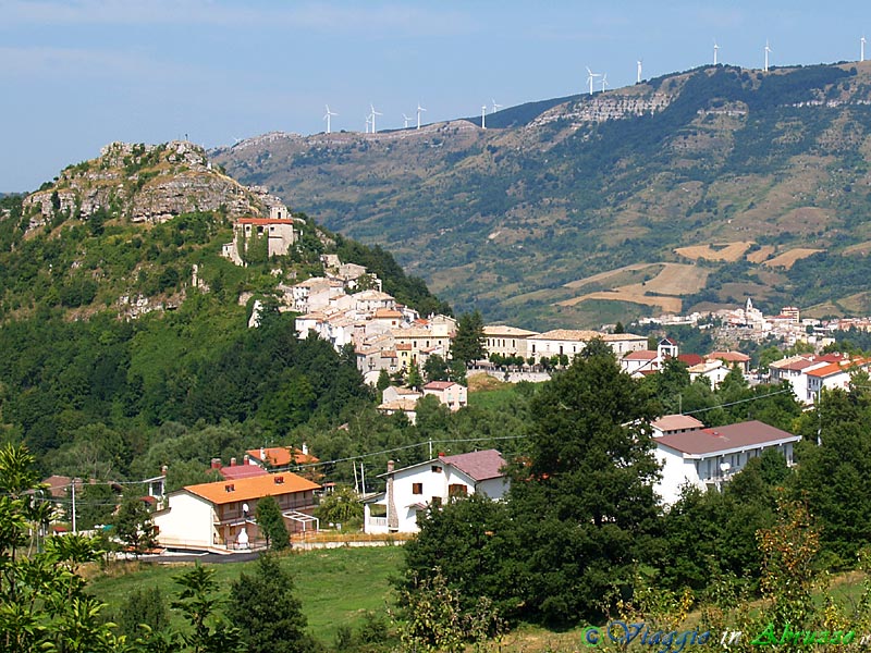 02-P1012075+.jpg - 02-P1012075+.jpg - Panorama di Rosello. Il borgo è situato al confine con il Molise.