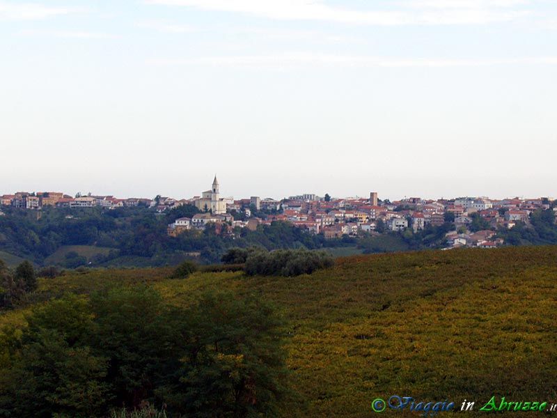 2-PA032648+.jpg - 2-PA032648+.jpg - Panorama di Tollo, una delle località vinicole più famose d'Italia.