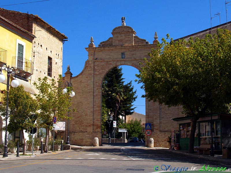 02-P9110842+.jpg - 02-P9110842+.jpg - La scenografica "Porta da Capo", antica porta di accesso al borgo.