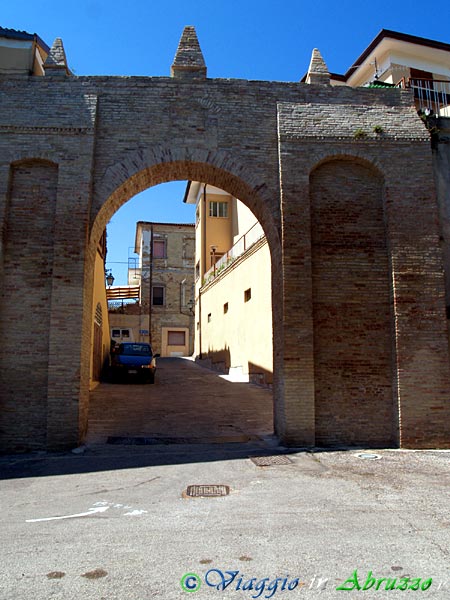 05-P9110869.jpg - 05-P9110869.jpg - La "Porta da Piedi", altra antica porta di accesso al borgo.