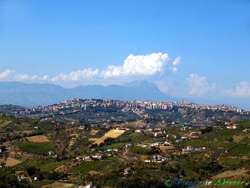 12-P9110889+.jpg - 12-P9110889+.jpg - La città di Chieti vista da Villamagna.