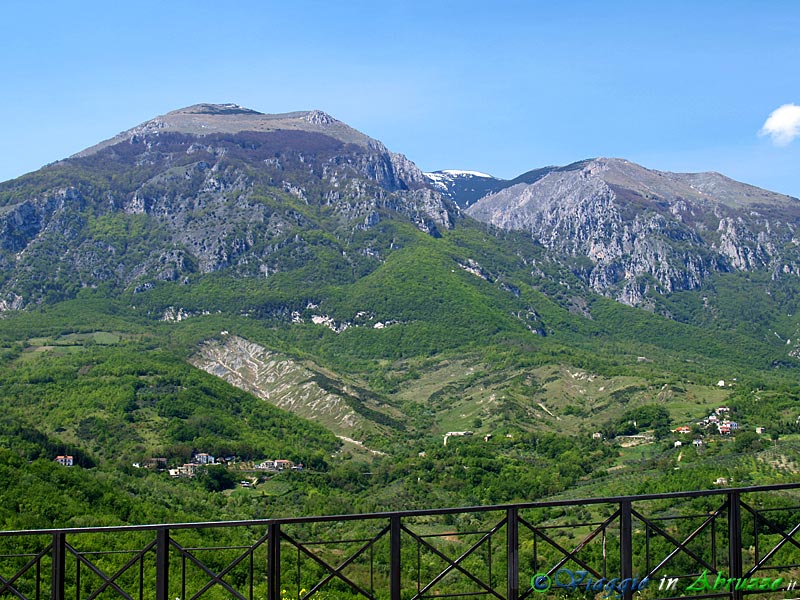 13-P4253601+.jpg - 13-P4253601+.jpg - Palombaro: panorama dei monti della Majella.