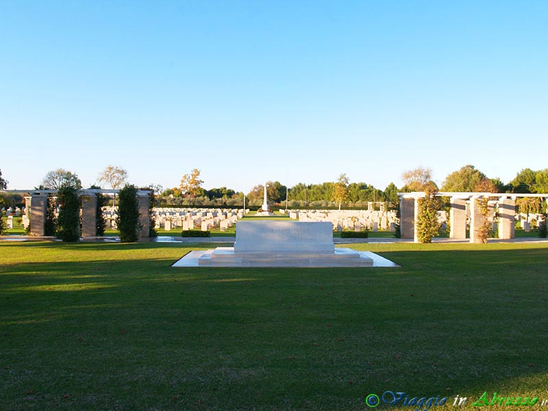 16-PB144084+.jpg - 16-PB144084+.jpg - "Moro River Canadian War Cemetery" - Il Cimitero Militare Canadese di Ortona.