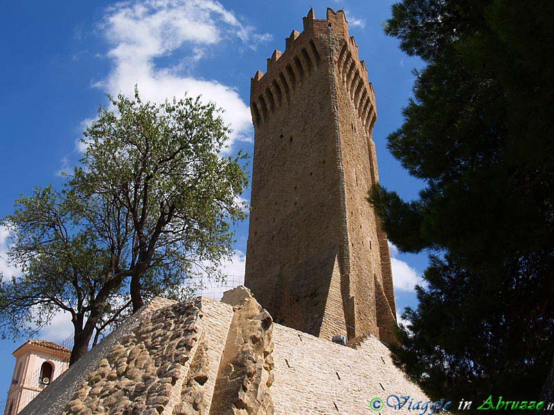 18-P8269879+.jpg - 18-P8269879+.jpg - Cermignano: la torre medievale (XII-XIII sec.) di Montegualtieri. La torre, alta 18 m., ha una originale forma triangolare e fu  eretta a guardia della sottostante vallata del Vomano.