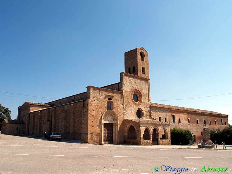 19-P8269837+.jpg - 19-P8269837+.jpg - Morro D'Oro: la maestosa abbazia di "S. Maria di Propezzano" (VIII-IX-XII-XIV sec.).