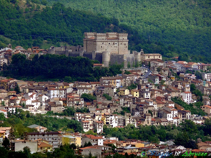 21-P1040158+.jpg - 21-P1040158+.jpg - La cittadina di Celano, nel Parco Regionale Sirente-Velino, dominata dall'imponente castello Piccolomini (XIV-XV sec.).