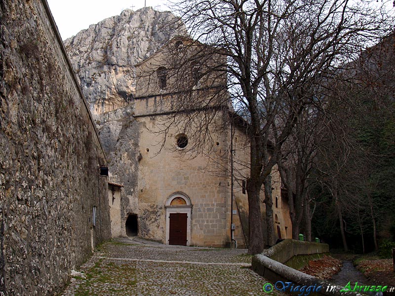 35-P2028152+.jpg - 35-P2028152+.jpg - Paganica, frazione dell'Aquila: il Santuario della "Madonna d'Appari" (XIII sec.), stretto tra la roccia e il torrente Raiale. La chiesa ha le pareti interne e la volta ricoperte da affreschi.
