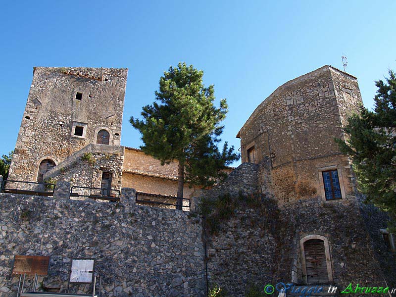 20-P8197318+.jpg - 20-P8197318+.jpg - Il borgo medievale fortificato di San Benedetto in Perillis (878 m. s.l.m., circa 150 abitanti).