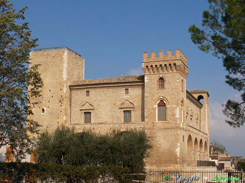 18-PA133259+.jpg - 18-PA133259+.jpg - Il castello medievale di Crecchio (XIII sec.). La fortezza è diventata storica per aver dato rifugio, nel Settembre del '43, a Vittorio Emenuele III prima dell'imbarco dal porto di Ortona.