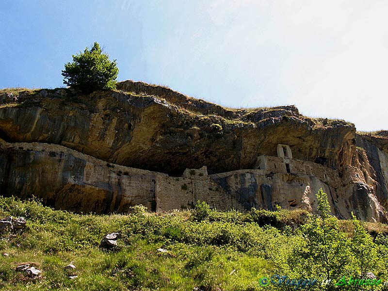 03-P5280019+.jpg - 03-P5280019+.jpg - Roccamorice: la spettacolare parete rocciosa che nasconde il suggestivo eremo di S. Bartolomeo in Legio (XIII sec.).