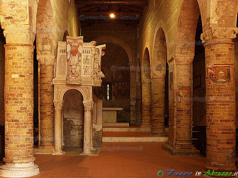 09-P7123888+.jpg - 09-P7123888+.jpg - Moscufo: l'abbazia di S. Maria del Lago (X-XII sec.), con il pregevole ambone realizzato nel 1156 dal celebre Nicodemo.