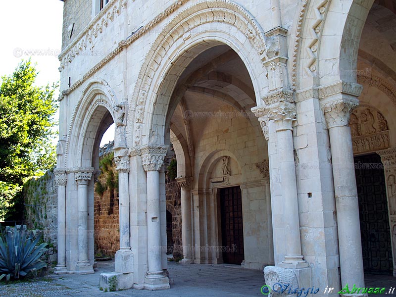 11-P6140589+.jpg - 11-P6140589+.jpg - Castiglione a Casauria: il celebre "portico di Leonate" (XII sec.) nell'antica e storica abbazia di S. Clemente a Casauria (IX sec.).