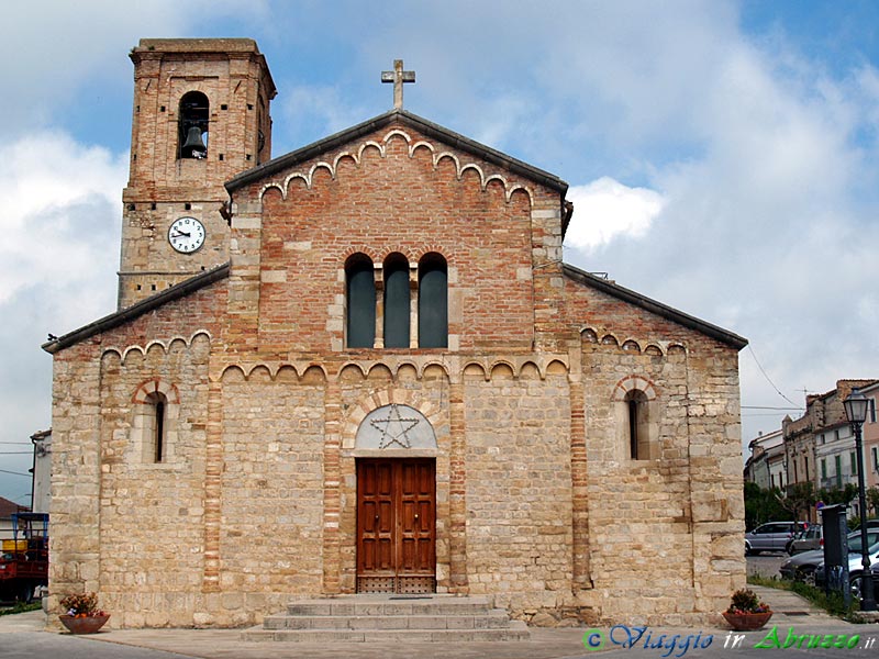 15-P5259333+.jpg - 15-P5259333+.jpg - Civitaquana: l'antica chiesa romanica di S. Maria delle Grazie (XII sec.), Monumento Nazionale.