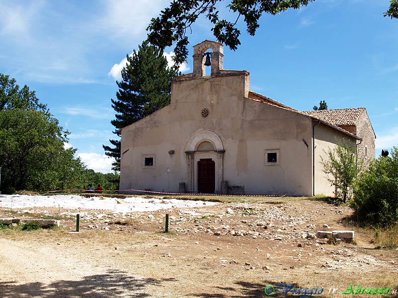 16-P8107115+.jpg - 16-P8107115+.jpg - Rocca di Cambio: l'antica chiesa di S. Lucia (XII-XIV sec.). L'interno, a tre navate, custodisce un pregevole ciclo di affreschi del '300.