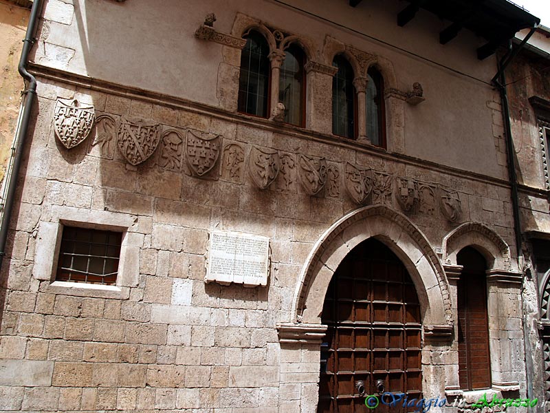 16-P6181565+.jpg - 16-P6181565+.jpg - POPOLI: la medievale "Taverna Ducale" (XIV sec.), con gli otto scudi sanniti  e bassorilievi decorativi che ornano la facciata.