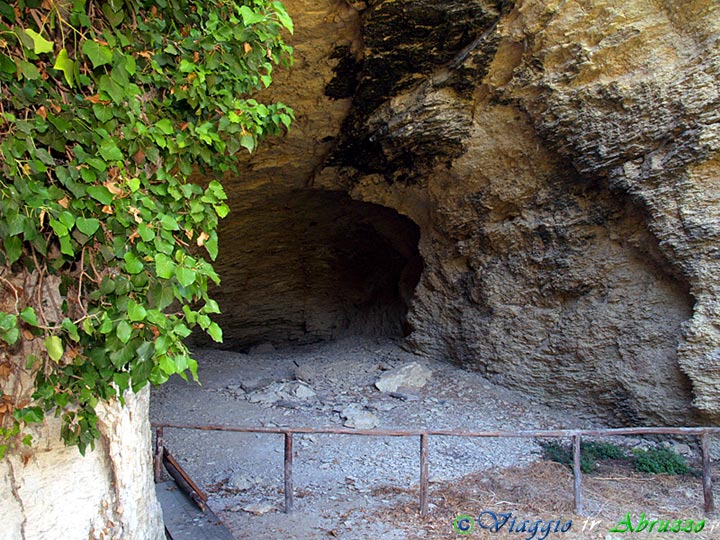 12-P7185626+.jpg - 12-P7185626+.jpg - L'ingresso del sito preistorico della "Grotta dei Piccioni", una delle grotte   archeologiche più importanti d'Abruzzo.