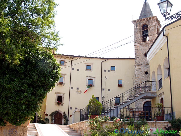19-P7062682+.jpg - 19-P7062682+.jpg - Musellaro, frazione di Bolognano: il castello Tabassi, la chiesa di S. Maria del Balzo e la cappella del SS. Crocifisso (XII sec.).