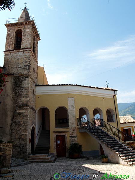 21-P7062674+.jpg - 21-P7062674+.jpg - Musellaro: la chiesa di S. Maria del Balzo e, al piano terra, la capplla del SS. Crocifisso (XII sec.).