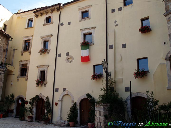 22-P7062678+.jpg - 22-P7062678+.jpg - Il castello Tabassi nel borgo di Musellaro, frazione di Bolognano.