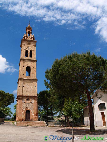 09-P5259571+.jpg - 09-P5259571+.jpg - Il campanile della chiesa della Madonna delle Grazie.