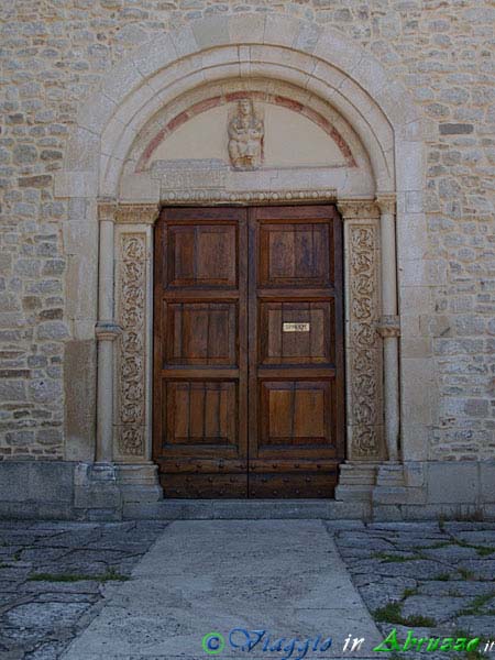 13-P5259672+.jpg - 13-P5259672+.jpg - Il portale dell'abbazia di S. Maria di Catignano o convento di S. Irene (XII sec.).