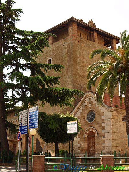 07-P6060490+.jpg - 07-P6060490+.jpg - La Torre medievale; a destra la piccola chiesa di S. Rocco.