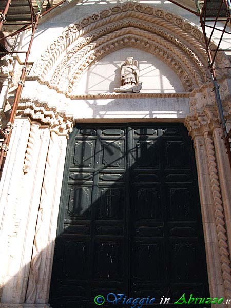 06-P3312544+.jpg - 06-P3312544+.jpg - Il portale principale della Collegiata di S. Michele Arcangelo.