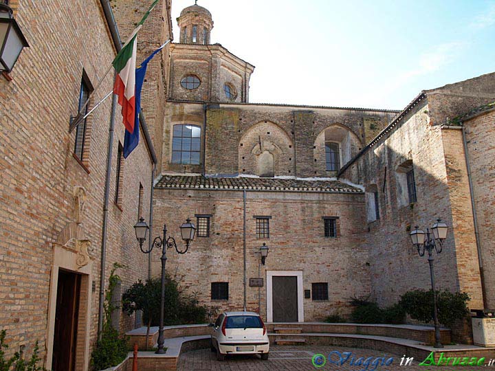 07-P3312642+.jpg - 07-P3312642+.jpg - La chiesa di S. Francesco e la facciata del Municipio.