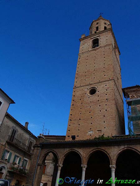 10-P3312591+.jpg - 10-P3312591+.jpg - Il campanile della Collegiata di S. Michele Arcangelo.