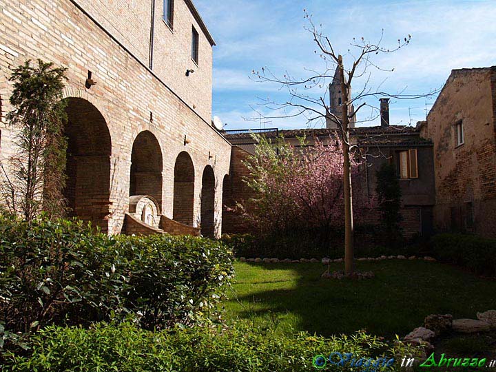 15-P3312633+.jpg - 15-P3312633+.jpg - Il convento dei francescani (XIII sec.), oggi sede municipale.