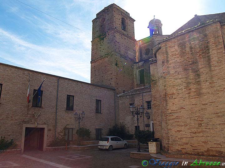 17-P3312643+.jpg - 17-P3312643+.jpg - La chiesa di S. Francesco e la facciata del Municipio.