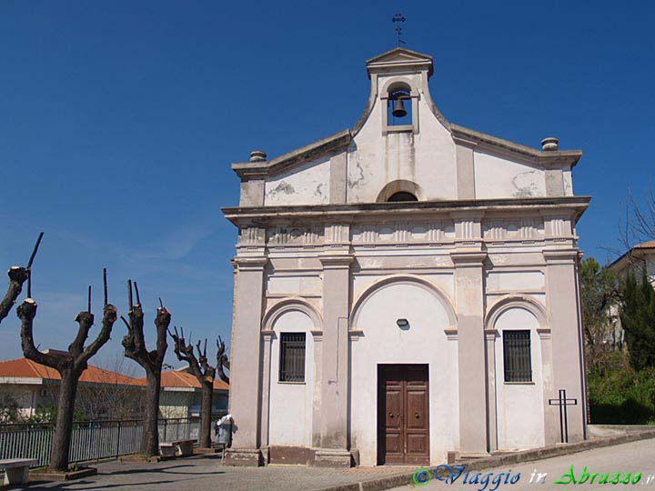 06-P4083927+.jpg - 06-P4083927+.jpg - Una piccola chiesa ai margini del borgo.