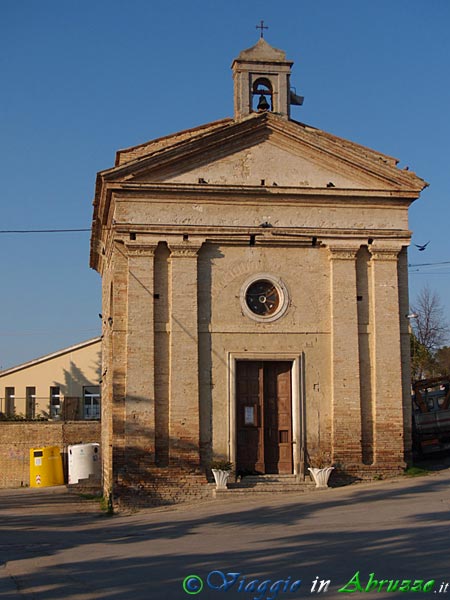03-P4083998+.jpg - 03-P4083998+.jpg - Una piccola chiesa all'ingresso del centro abitato.