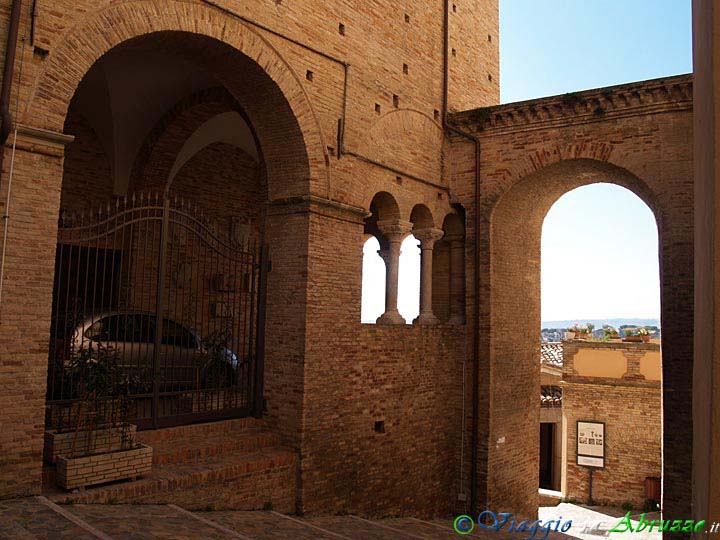 08-P4083690+.jpg - 08-P4083690+.jpg - Il portico dell'abbazia di S. Pietro Apostolo (IX sec.).
