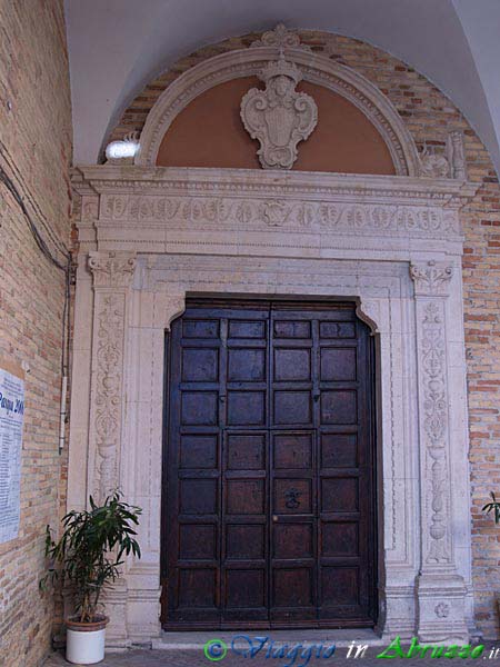 09-P4083691+.jpg - 09-P4083691+.jpg - Il portale (1549) dell'abbazia di S. Pietro Apostolo.