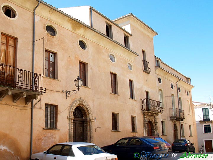18-P4083710+.jpg - 18-P4083710+.jpg - Il Palazzo Guanciali, attualmente sede comunale.