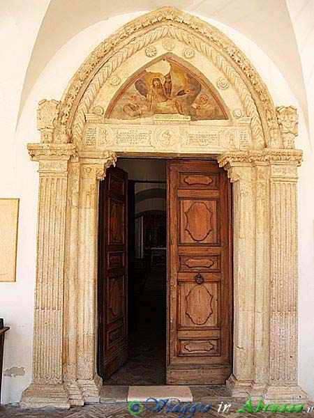 22-P4083789+.jpg - 22-P4083789+.jpg - Il portale della chiesa di S. Maria in Piano (XII sec.).
