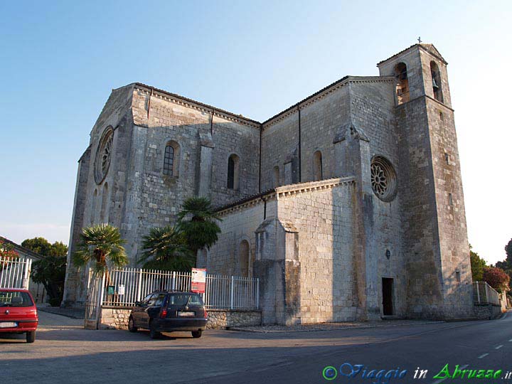 15-P7134654+.jpg - 15-P7134654+.jpg - La stupenda abbazia cistercense di "S. Maria di Arabona" (XII sec), in località Manoppello Scalo.