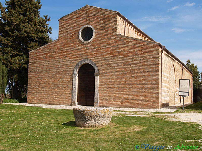 09-P3312878+.jpg - 09-P3312878+.jpg - L'abbazia di S. Maria del Lago (X-XII sec.), appena fuori dal centro abitato.