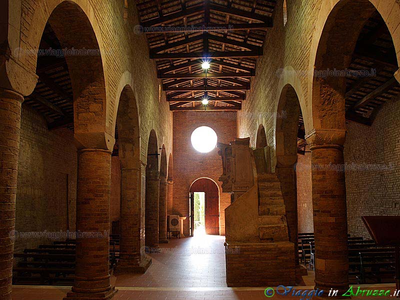 11-P7123933+.jpg - 11-P7123933+.jpg - L'abbazia di S. Maria del Lago (X-XII sec.).