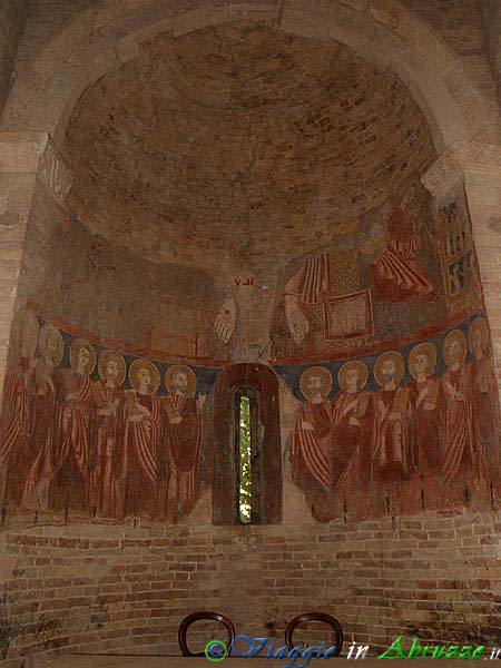 12-P7123923+.jpg - 12-P7123923+.jpg - Gli antichi affreschi che impreziosiscono l'abside dell'abbazia di S. Maria del Lago (X-XII sec.).