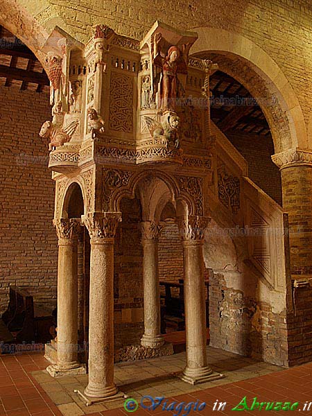 13-P7123898+.jpg - 13-P7123898+.jpg - Abbazia di S. Maria del Lago: il celebre ambone di Nicodemo (1156).
