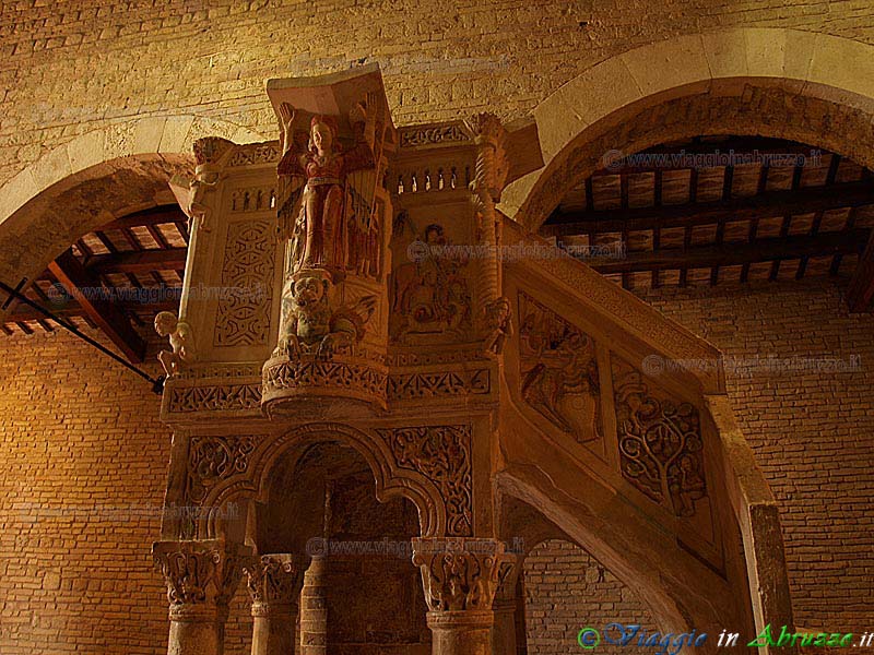 15-P7123945+.jpg - 15-P7123945+.jpg - Abbazia di S. Maria del Lago: il celebre ambone di Nicodemo (1156).