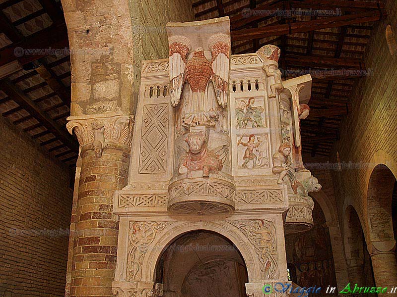 16-P7123959+.jpg - 16-P7123959+.jpg - Abbazia di S. Maria del Lago: il celebre ambone di Nicodemo (1156).