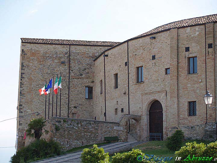 07-P5259851+.jpg - 07-P5259851+.jpg - Il Castello (Palazzo baronale De Sterlich-Aliprandi), sede del Museo delle Arti.