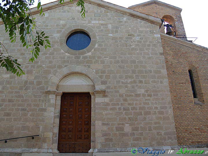 10-P5259857+.jpg - 10-P5259857+.jpg - La chiesa medievale di S. Lorenzo, ai margini del borgo.