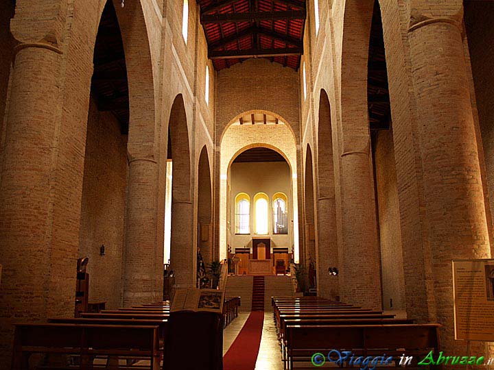 12-P4124255+.jpg - 12-P4124255+.jpg - La cattedrale di "S. Maria degli Angeli e S. Massimo Martire".