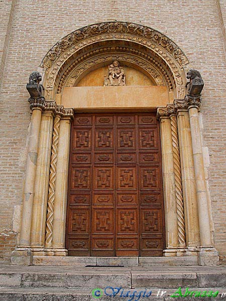 25-P4124475+.jpg - 25-P4124475+.jpg - Il portale della chiesa benedettina di "S. Maria in Colleromano" (XIII sec.).