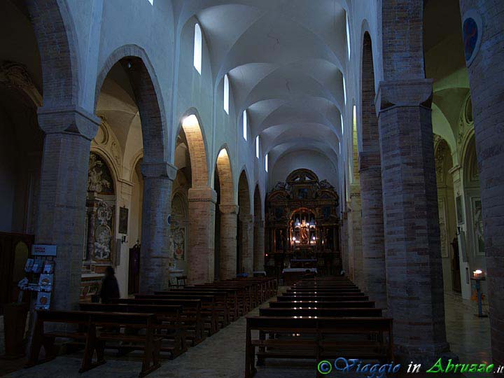26-P4124613+.jpg - 26-P4124613+.jpg - La chiesa benedettina di "S. Maria in Colleromano" (XIII sec.).